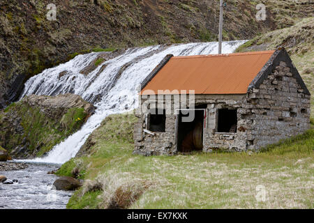 Ex piccolo idro stazione elettrica su una cascata su di un piccolo fiume in Hlidarendi Hvolsvollur Islanda Foto Stock