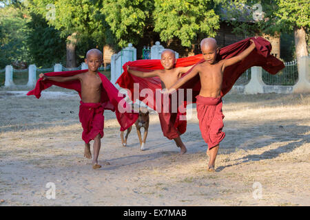 Il debuttante monaci plaing al giogo Salay Soun Kyaung Taw Gyi monastero Foto Stock