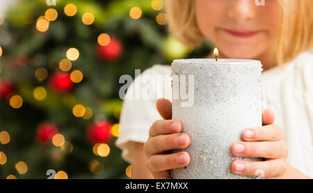 La ragazza (6-7) azienda christmas candle Foto Stock