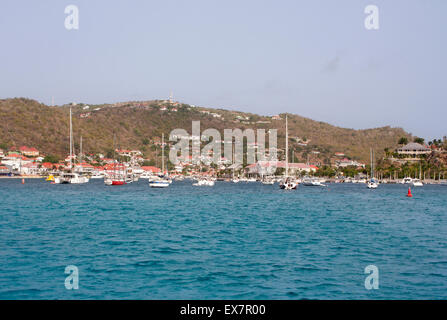 Caraibi turchesi acqua di mare nel porto di Gustavia, St. Barts Foto Stock