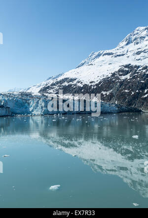 Montagne e Ghiacciai riflettono nelle acque dell'Alaska di Glacier Bay Foto Stock