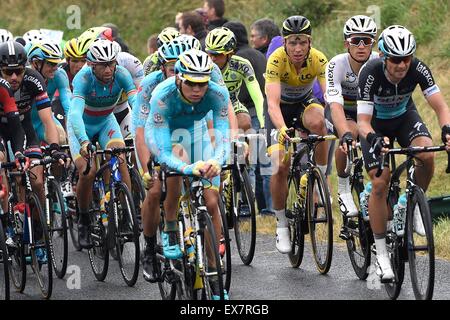 Amiens, Francia. 08 Luglio, 2015. Vincenzo NIBALI ad Astana Pro Team - MARTIN Tony di Etixx - Quick Step durante la fase 5 del 102º edizione del Tour de France 2015 con inizio in Arras e finire in Amiens, Francia (189 km) Credito: Azione Sport Plus/Alamy Live News Foto Stock