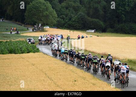 Amiens, Francia. 08 Luglio, 2015. Il peloton durante la fase 5 del 102º edizione del Tour de France 2015 con inizio in Arras e finire in Amiens, Francia (189 km) Credito: Azione Sport Plus/Alamy Live News Foto Stock