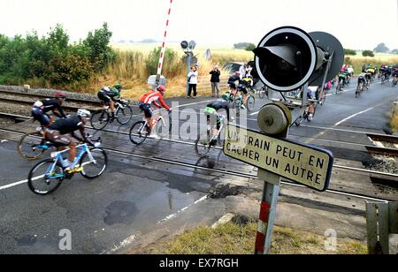 Amiens, Francia. 08 Luglio, 2015. Il peloton attraversa binari del treno durante la fase 5 del 102º edizione del Tour de France 2015 con inizio in Arras e finire in Amiens, Francia (189 km) - passaggio a niveau Credito: Azione Sport Plus/Alamy Live News Foto Stock