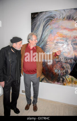 Sydney, Australia. 9 Luglio, 2015. . 09 Luglio, 2015. (R-L) francese nato a Sydney artista Bruno Jean Grasswill e attore Michael Caton guardare il ritratto vincente presso la Galleria d'Arte di NSW in SydneyArchibald sala imballaggio premio il vincitore e i finalisti hanno annunciato. Credito: MediaServicesAP/Alamy Live News Foto Stock