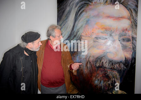 Sydney, Australia. 9 Luglio, 2015. . 09 Luglio, 2015. (R-L) francese nato a Sydney artista Bruno Jean Grasswill e attore Michael Caton guardare il ritratto vincente presso la Galleria d'Arte di NSW in SydneyArchibald sala imballaggio premio il vincitore e i finalisti hanno annunciato. Credito: MediaServicesAP/Alamy Live News Foto Stock