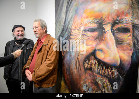 Sydney, Australia. 9 Luglio, 2015. . 09 Luglio, 2015. (L-R) francese nato a Sydney artista Bruno Jean Grasswill e attore Michael Caton parla ai media presso la Galleria d'Arte di NSW in SydneyArchibald sala imballaggio premio il vincitore e i finalisti hanno annunciato. Credito: MediaServicesAP/Alamy Live News Foto Stock