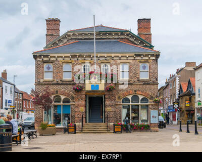 Uffici Del Consiglio Della Città di High Street Northallerton North Yorkshire decorate con fiori su una soleggiata giornata estiva Foto Stock