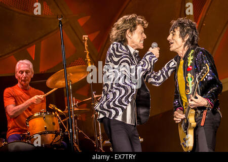 Detroit, Michigan, Stati Uniti d'America. 8 Luglio, 2015. MICK JAGGER e Ronnie boschi del Rolling Stones esegue il codice di avviamento postale Tour al Comerica Park di Detroit, MI in data 8 luglio 2015 Credit: Marc Nader/ZUMA filo/Alamy Live News Foto Stock