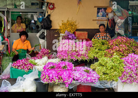 Tailandese donne che vendono fiori al Pat Khlong Talat mercato a Bangkok, in Thailandia Foto Stock