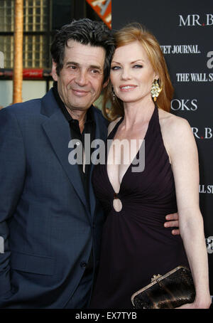 Alan Rosenberg e Marg Helgenberger presso il Los Angeles Premiere di 'Mr. Brooks'. Foto Stock