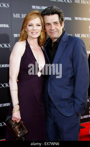 Alan Rosenberg e Marg Helgenberger presso il Los Angeles Premiere di 'Mr. Brooks'. Foto Stock