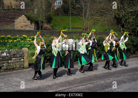 Morris ballerini eseguono in Baslow Derbyshire Inghilterra Foto Stock