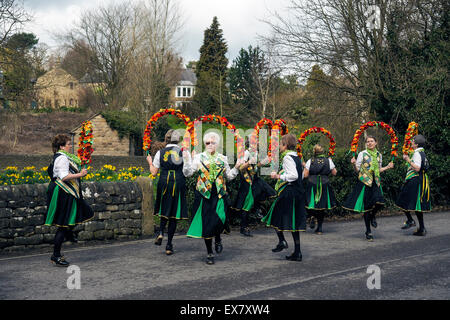 Morris ballerini eseguono in Baslow Derbyshire Inghilterra Foto Stock