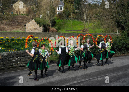 Morris ballerini eseguono in Baslow Derbyshire Inghilterra Foto Stock