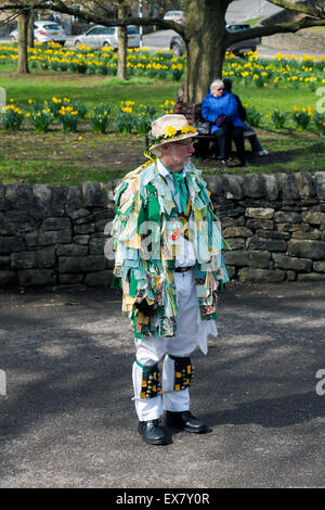 Morris ballerini eseguono in Baslow Derbyshire Inghilterra Foto Stock