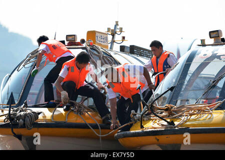 Lanzhou. 9 Luglio, 2015. I partecipanti affrontare emergenze su traghetti durante un incendio e punta di emergenza tenutasi il Fiume Giallo a Lanzhou, capitale della Cina nord-occidentale della provincia di Gansu, Luglio 9, 2015, per preparare per il diluvio stagione quest'estate. Credito: Chen Bin/Xinhua/Alamy Live News Foto Stock