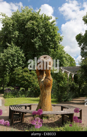 Fu Sir Isaac Newton a mano in legno e apple scultura, Wyndham Park, Grantham, Lincolnshire, Regno Unito Foto Stock