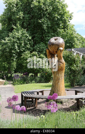 Fu Sir Isaac Newton a mano in legno e apple scultura, Wyndham Park, Grantham, Lincolnshire, Regno Unito Foto Stock