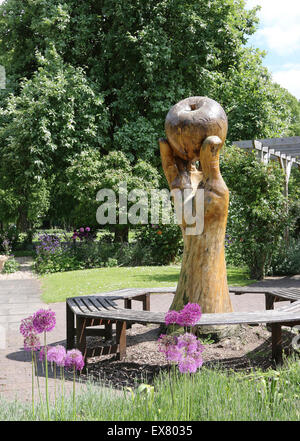 Fu Sir Isaac Newton a mano in legno e apple scultura, Wyndham Park, Grantham, Lincolnshire, Regno Unito Foto Stock