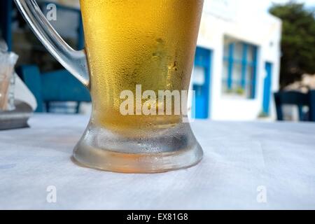 Una pinta di birra fredda di Mythos birra Grecia Santorini Foto Stock