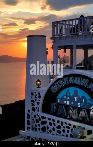 Una vista al tramonto di una caldera ristorante nel centro di Fira, Santorini, Grecia Foto Stock