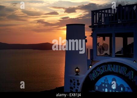 Una vista al tramonto di una caldera ristorante nel centro di Fira, Santorini, Grecia Foto Stock