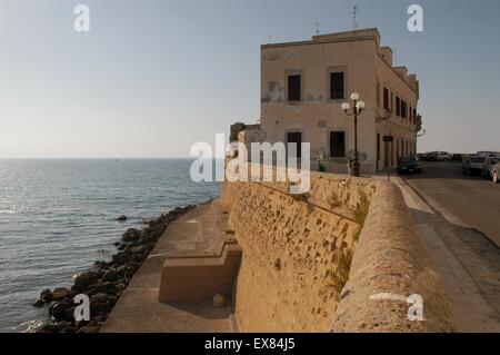 L'Italia, Regione Puglia, Gallipoli, case nella città vecchia Foto Stock