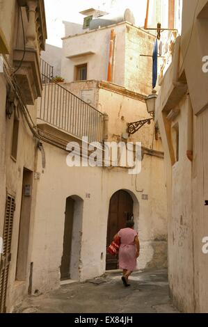 L'Italia, Regione Puglia, Gallipoli, case nella città vecchia Foto Stock