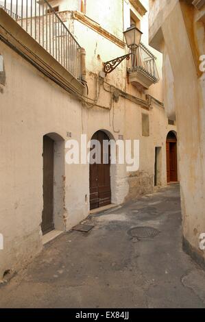 L'Italia, Regione Puglia, Gallipoli, case nella città vecchia Foto Stock