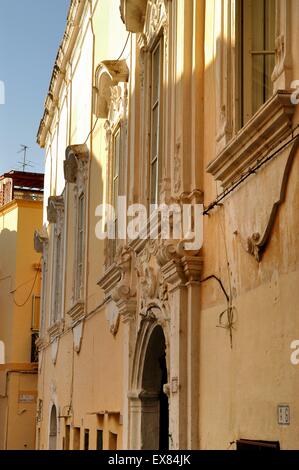 L'Italia, Regione Puglia, Gallipoli, case nella città vecchia Foto Stock