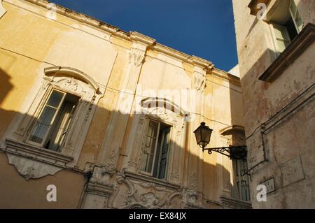 L'Italia, Regione Puglia, Gallipoli, case nella città vecchia Foto Stock