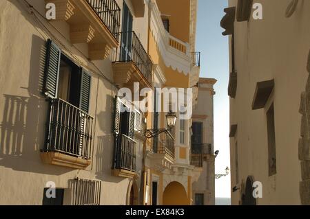 L'Italia, Regione Puglia, Gallipoli, case nella città vecchia Foto Stock