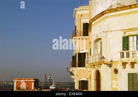 L'Italia, Regione Puglia, Gallipoli, case nella città vecchia Foto Stock