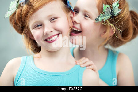 Due sorridente e adorabile redhead gemelli Foto Stock