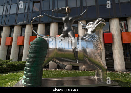 La scultura "rapimento dell'Europa", un dono da Creta al Parlamento europeo nel 2005, di fronte ad un edificio in Foto Stock