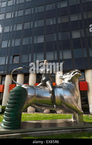 La scultura "rapimento dell'Europa", un dono da Creta al Parlamento europeo nel 2005, di fronte ad un edificio in Foto Stock