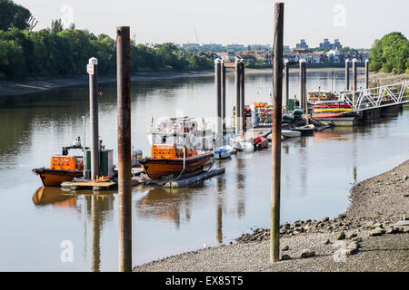 E CLASSE R.N.L.I. imbarcazioni di salvataggio a Chiswick pier London, England, Regno Unito Foto Stock