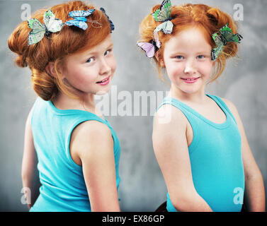 Due redhead gemelli con le farfalle in taglio di capelli Foto Stock