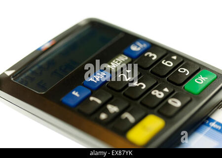 Tan elettronico generatore di pin con carta su sfondo bianco Foto Stock