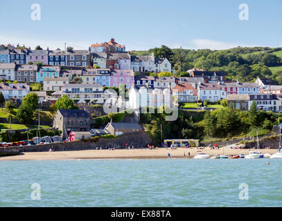 Case colorate di New Quay, Ceredigion, Galles, visto dal mare su una soleggiata giornata estiva Foto Stock