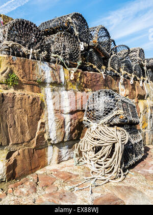 Lobster cantre impilati pronti per l'uso sulla banchina a New Quay, Ceredigion, Galles Foto Stock