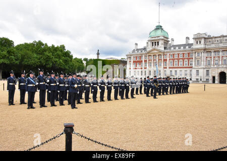 Londra, Regno Unito. 08 Luglio, 2015. Guardia d'onore trovato dalla Queen's Color Squadron, Royal Air Force, con supporto musicale dalla banda della Royal Air Force si prepara a ricevere Malaysian Capo delle Forze di Difesa, il generale Tan Sri Dato' Sri Zulkifeli Mohd Zin presso la sfilata delle Guardie a Cavallo, Londra, 08 luglio, 2015. Credito: Rosli Othman/Alamy Live News Foto Stock