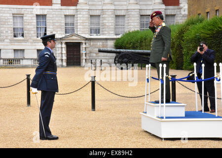 Londra, Regno Unito. 08 Luglio, 2015. Squadron Leader Richard Evans del Queen's Color Squadron, Royal Air Force ha presentato la Guardia d'onore per il malese Capo delle Forze di Difesa, il generale Tan Sri Dato' Sri Zulkifeli Mohd Zin presso la sfilata delle Guardie a Cavallo, Londra, luglio 08, 2015 Credit: Rosli Othman/Alamy Live News Foto Stock