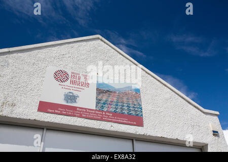 Un negozio che vende il famoso Harris Tweed a Tarbert sull'Isle of Harris, Ebridi Esterne, Scotland, Regno Unito. Foto Stock