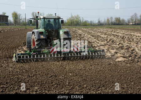 Il lavoro nei campi, primavera arando, Lodi, Lombardia, Italia Foto Stock