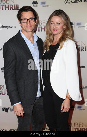 Sydney, Australia. 9 luglio 2015. Attore Jonathan LaPaglia e moglie Ursula Brooks arrivare sul tappeto rosso al Ritz, 45 St Paul's Street, Randwick per la vagliatura di gala del film 'Ruben Guthrie'. Credito: Credito: Richard Milnes/Alamy Live News Foto Stock