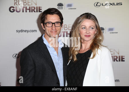 Sydney, Australia. 9 luglio 2015. Attore Jonathan LaPaglia e moglie Ursula Brooks arrivare sul tappeto rosso al Ritz, 45 St Paul's Street, Randwick per la vagliatura di gala del film 'Ruben Guthrie'. Credito: Credito: Richard Milnes/Alamy Live News Foto Stock