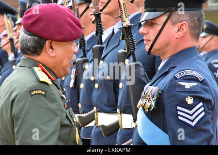 Londra, Regno Unito. 08 Luglio, 2015. Malaysian Capo delle Forze di Difesa, il generale Tan Sri Dato' Sri Zulkifeli Mohd Zin ispezionare la Guardia d'onore trovato dalla Queen's Color Squadron, Royal Air Force, con supporto musicale dalla banda della Royal Air Force presso la sfilata delle Guardie a Cavallo, Londra, 08 luglio, 2015. Credito: Rosli Othman/Alamy Live News Foto Stock