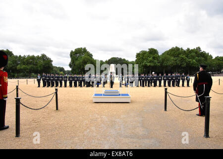 Londra, Regno Unito. 08 Luglio, 2015. Guardia d'onore trovato dalla Queen's Color Squadron, Royal Air Force, con supporto musicale dalla banda della Royal Air Force si preparano a ricevere il malese Capo delle Forze di Difesa, il generale Tan Sri Dato' Sri Zulkifeli Mohd Zin presso la sfilata delle Guardie a Cavallo, Londra, 08 luglio, 2015. Zulkifeli generale in precedenza è stata salutata dal Capo di Stato Maggiore della Difesa Personale, Sir Nicholas Houghton. Credito: Rosli Othman/Alamy Live News Foto Stock